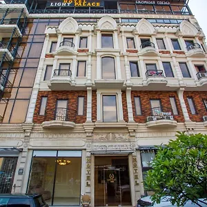 Light Palace מלון באטומי